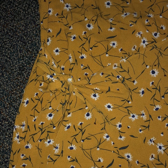 Floral wrap dress w/ cutout back - Picture 4 of 6